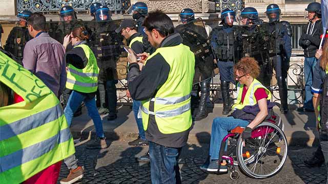 manifestation des gilets jaunes, Manifestants  à pieds et en fauteuil